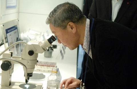 구본무 회장이 LG화학에서 개발중인 OLED조명 소재를 현미경으로보고 있다