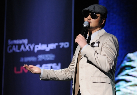 삼성전자 '갤럭시 플레이어 70과 함께 하는 엣지있는 라이브셋(LiveSets)' 콘서트에서 노래하는 김태우