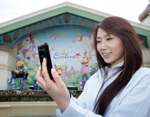 SK텔레콤이 단독으로 에버랜드에 구축한 T와이파이존을 즐기고 있는 모습