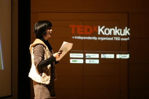 지식강연회 ‘TEDx 건국’ 에서 강연하는 베스트셀러 <룬의 아이들>의 작가 전민희씨