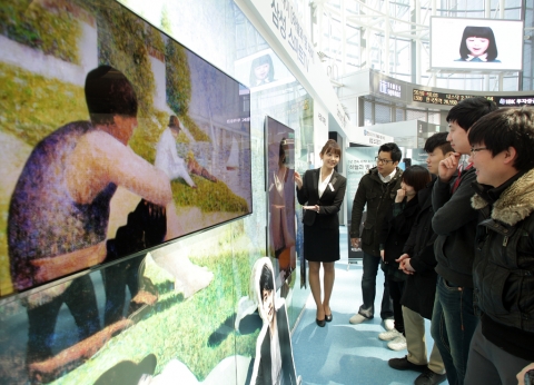 삼성전자가 지난 26~27일 타임스퀘어를 시작으로 &#039;스마트TV 체험 로드쇼&#039;를 통해 고객들을 찾아간다.