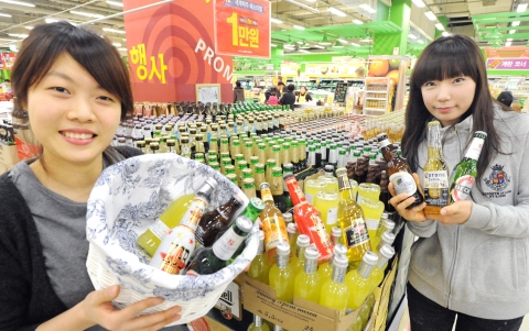 28일 홈플러스 영등포점에서 고객들이 다양한 수입 병맥주를 고르고 있다.
