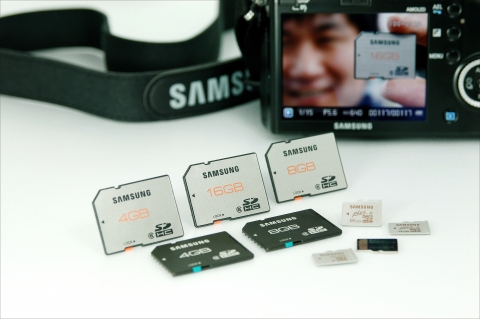삼성전자가 오늘 출시한 SD카드(PLUS모델 16GB)와 마이크로 SD카드(PLUS모델 8GB) 및 제품군