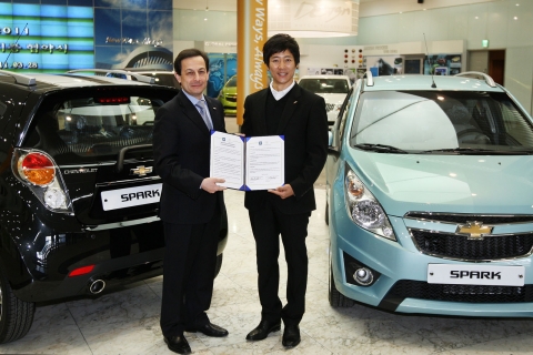 한국지엠한마음재단이 사단법인 좋은 사회를 위한 100인 이사회와 함께 차량 기증을 위한 업무 협약식을 가졌다. 28일, 한국지엠 부평본사 홍보관에서 마이크 아카몬(Mike Arcamone) 사장과 100인 이사회 최수종(탤런트) 이사장이 쉐보레 스파크(Chevrolet Spark) 앞에서 기념 촬영을 하고 있다.