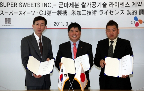 CJ제일제당 이재호 소재사업부문장(가운데)과 군마제분의 야마구치 케이이치 대표(왼쪽), 일본 식품회사 수퍼스위츠의 무라카도 타다유키 대표가 기술 라이선스 계약을 끝낸뒤 기념촬영을 하고 있다. CJ제일제당과 일본의 쌀 전문 제분기업 군마제분은 기술 협약을 맺고 오는 9월부터 국내에서 고품질의 쌀가루를 생산해 쌀 소비 촉진에 앞장설 예정이다.