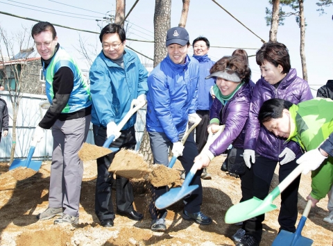 2011년 3월 26일 오전 서울 구로구 항동 서울푸른수목원에서 열린 다문화가정과 함께하는 푸른수목원 나무심기에서 한국스탠다드차타드금융지주 최고운영책임자(COO) 겸 대외협력총괄 