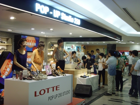 롯데홈쇼핑이 지난 해 5월 오픈한 온ㆍ오프라인 컨버전스 상품관 ‘롯데홈쇼핑 팝업 스튜디오250’.