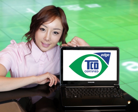 삼성전자 모델이 삼성전자 홍보관 딜라이트에서 친환경 규격 TCO Edge 인증을 받은 노트북 'SERIES 9' 을 소개하는 모습.