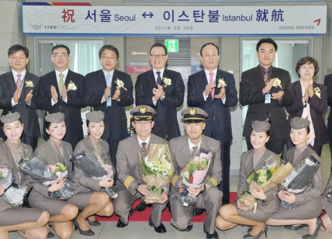 29일 인천국제공항에서 열린 아시아나항공 인천-이스탄불 취항식에서 윤영두 아시아나항공 사장(뒷줄 오른쪽 네번째)과 하객들이 승무원들에게 꽃다발을 증정하고 함께 박수를 치고 있다. 