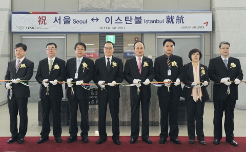 29일 인천국제공항에서 열린 아시아나항공 인천-이스탄불 취항식에서 윤영두 아시아나항공 사장(오른쪽 다섯번째)이 하객들과 함께 테이프 커팅을 하고 있다. 뒷줄 오른쪽 네번째부터 이채