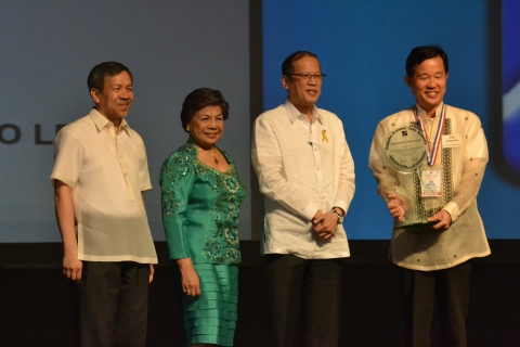 삼성전기 필리핀법인은 필리핀 투자청으로부터 사회공헌, 노사 등 2개 부문에서 최우수기업상을 수상했다.(오른쪽부터 이정수 삼성전기 필리핀법인장, 노이노이 아키노 필리핀 대통령, 리마 필리핀 투자청(PEZA) 장관)