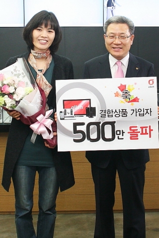 KT 홈고객부문 서유열 사장(오른쪽)이 결합상품 5백만 번째 가입 고객인 강보영씨 (왼쪽)에게 감사 선물로 아이패드를 전달하고 있다.