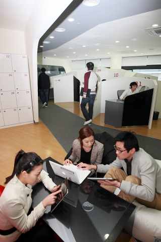 서울 서초구 우면동에 위치한 KT의 앱개발자 지원공간인 ‘에코노베이션 센터’에서 앱 개발자들이 개발한 앱을 테스트해보고 있다.