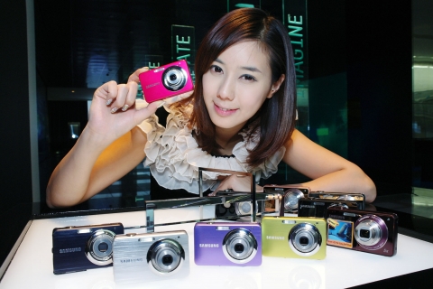 삼성전자가 듀얼뷰 카메라 신제품 'ST700'과 세계 최소형 3배 줌 카메라 'ST30'을 출시했다.  사진은 서초동 삼성전자 홍보관 딜라이트에서 삼성전자 모델이 콤팩트 카메라 'ST700'과 'ST30' 제품들을 선보이는 모습.