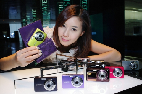 삼성전자가 듀얼뷰 카메라 신제품 'ST700'과 세계 최소형 3배 줌 카메라 'ST30'을 출시했다.  사진은 서초동 삼성전자 홍보관 딜라이트에서 삼성전자 모델이 콤팩트 카메라 'ST700'과 'ST30' 제품들을 선보이는 모습.