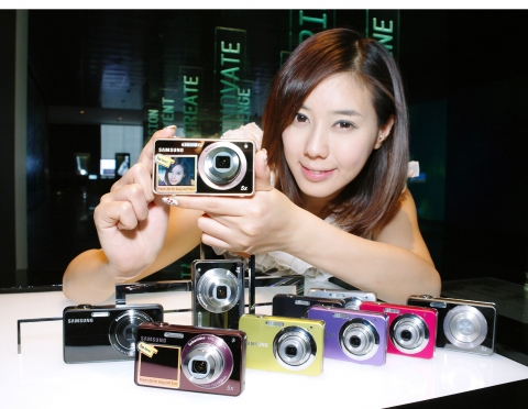삼성전자가 듀얼뷰 카메라 신제품 'ST700'과 세계 최소형 3배 줌 카메라 'ST30'을 출시했다.  사진은 서초동 삼성전자 홍보관 딜라이트에서 삼성전자 모델이 콤팩트 카메라 'ST700'과 'ST30' 제품들을 선보이는 모습.