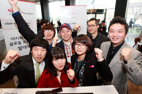 ]  KT는 모바일 앱 개발자들의 글로벌 진출을 지원하는 ‘글로벌 프론티어 프로젝트’의 1기 발대식을 30일 광화문 올레스퀘어에서 열었다. 사진은 ‘글로벌 프론티어’ 발대식에 참석한 앱개발자들의 모습.  발대식 후, KT는 글로벌 프론티어 프로젝트에 선발된 46개팀과 올레마켓 파트너사 약 200여 명을 초청한 가운데 ‘파트너스 데이’ 행사를 개최하고, 한중일 해외진출을 통한 동반 성장 의지와 올레마켓의 비전을 공유하는 자리를 가졌다.