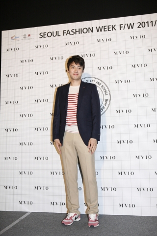 제일모직의 남성 캐릭터 브랜드 엠비오는 3월 30일 학여울역 서울무역전시관(SETEC)에서 2011 F/W 서울 컬렉션을 선보였다.