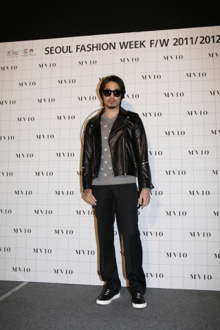 제일모직의 남성 캐릭터 브랜드 엠비오는 3월 30일 학여울역 서울무역전시관(SETEC)에서 2011 F/W 서울 컬렉션을 선보였다.