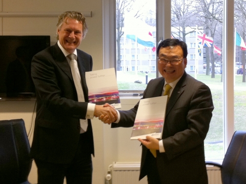 LS전선(대표 구자열)이 네덜란드 전력청이 발주한 95만 유로(한화 약 15억원)규모의 380kV급 초고압 케이블 수주에 성공했다. 이 수주는 380kV급으로는 국내 최초로, 유력 케이블 회사들의 텃밭인 유럽 시장에서 현지 업체들을 제치고 수주한 데 그 의미가 있다. 사진 우측 LS전선 전력사업부장 윤재인 전무, 좌측 네덜란드 전력청 초고압사업본부장 R.J.A.월터스(Wolters).