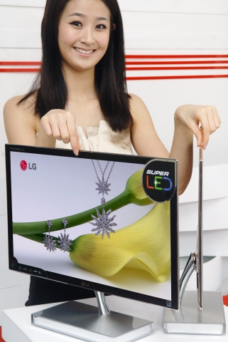 LG전자 홍보도우미가 세계 최소 두께의 LED LCD 모니터(모델명: E2290V)를 선보이고 있다.