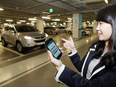 신세계 센텀시티(부산시 해운대구 소재) 지하 주차장에서 한 고객이 SK텔레콤의 주차 관제 시스템을 이용하여 주차된 차량을 찾고 있다.