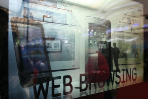 지난 3월 15일, 중국 상하이에서 개최된 'FPD(Flat Panel Display) China 2011'에서 삼성전자가 선보인 22인치 투명 LCD 패널 부스