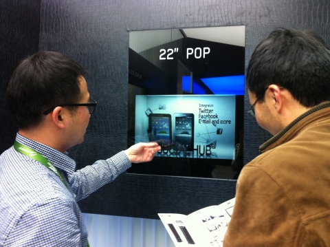 지난 3월 15일, 중국 상하이에서 개최된 &#038;#039;FPD(Flat Panel Display) China 2011&#038;#039;에서 삼성전자가 선보인 22인치 투명 LCD 패널 부스