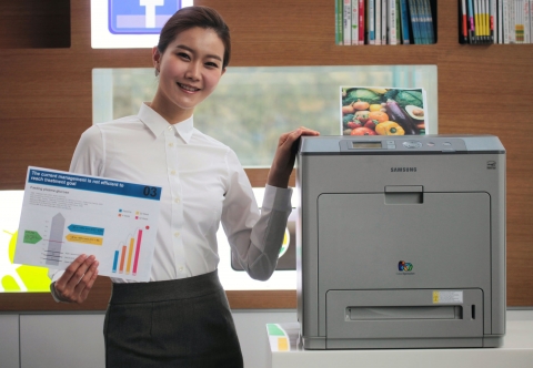 삼성전자 모델이 서초동 삼성전자 홍보관 딜라이트에서 신제품 컬러 레이저 프린터 'CLP-775ND'를 선보이는 모습.