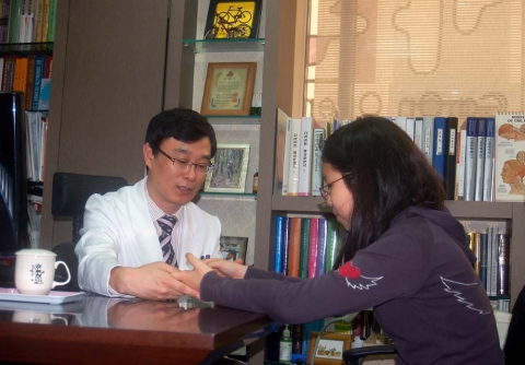 해미소 네트워크 청담점 나대운 원장이 아토피 환자에게 관리 요령을 설명하고 있다.