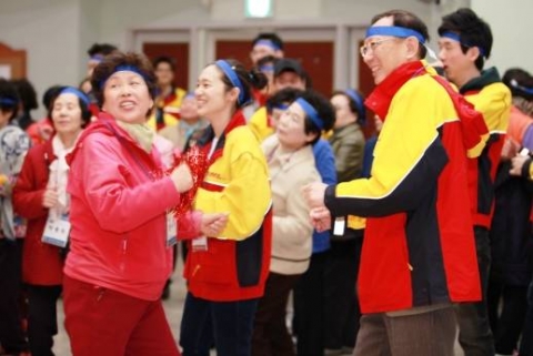 DHL KOREA 임직원들과 마포구 경로당 어르신들이 봄맞이 운동회를 즐기고 있다.