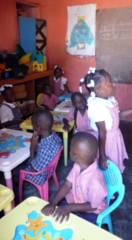 교체된 새책상에서 공부하는 아이들