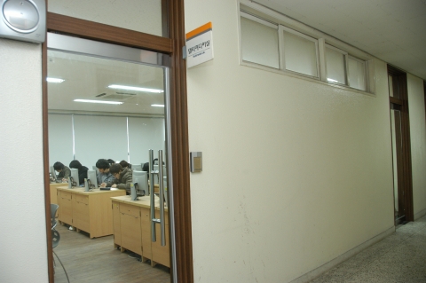 출입문을 유리문으로 교체한 한기대 강의장 및 실험실습실