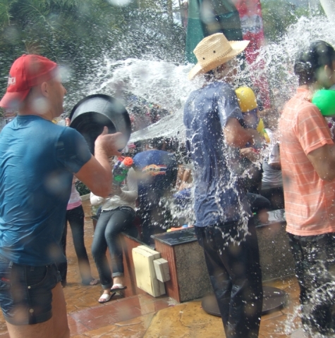 축복 빌어주는 물총 맞으면 ‘Thank you!’라고 답해 주세요