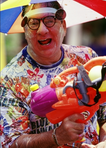 축복 빌어주는 물총 맞으면 ‘Thank you!’라고 답해 주세요