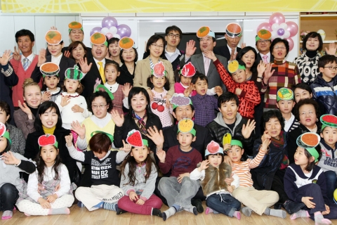 김문수 지사와 예창근 수원부시장, 정동권 경인교대 총장을 비롯한 참석자들이 꿈나무 어린이들과 함께 과일왕관을 쓰고 기념 촬영을 하고 있다.