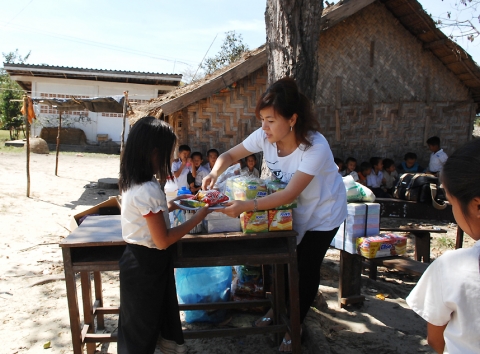 김영숙 원장은 무료 미용봉사활동을 나갈 때마다 자비를 들여 원주민 아이들에게 학용품과 과자, 빵 등을 손수 나눠주고 있다.