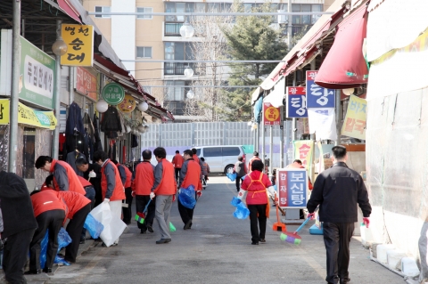 공무원, 안산도시공사 임직원 및 상인들이 시민시장 곳곳의 배수로 및 주변의 쓰레기를 깨끗하게 수거하고 있다.