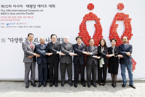 왼쪽부터 이인규 커뮤니티 위원장, 프라사다라오 UNAIDS 특별고문, 조명환 조직위원장, 자히드 ASAP 회장, 신승일 행사전시위원장, 탁계석 예술문화위원장, 손애리 학술프로그램위원, 안젤라 강주현 국제협력위원장, 김병기 공동조직위원장이 6688개의 콘돔으로 만든 레드리본월 앞에서 포즈를 취하고 있다.