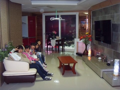 ‘LED 홍보관에서 아이들이 미래 주거공간을 체험하고 있다.