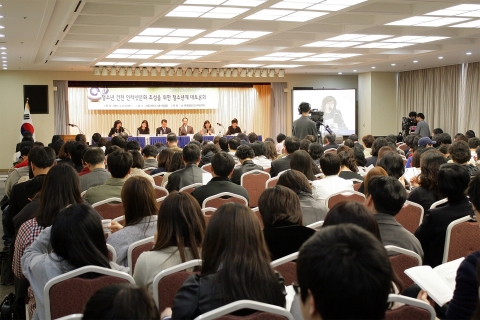 한국청소년단체협의회의 주최로 4.6일 오후3시부터 서울YWCA 대강당에서 열린 ‘청소년 건전인터넷 문화조성을 위한 청소년계 대토론회’에 약 400여명의 청소년기관, 단체, 시설 관계자 및 학회 전문가, 청소년들이 참여하였다.