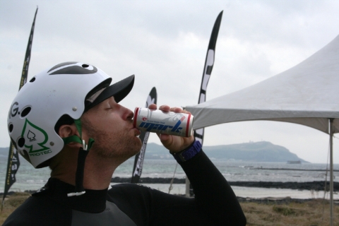 바이크대회에서 에너지음료 마크를 시음하고 있다
