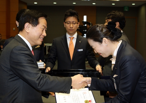 신한은행 서진원 은행장이 유공직원에게 표창을 수여하는 모습
