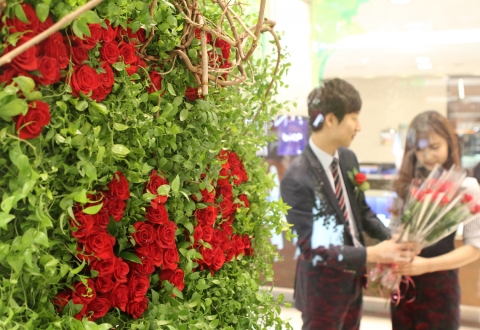 현대백화점 무역센터점은 봄 정기세일을 맞아 빨간 장미 1천5백송이로 꾸며진 화단을 만들었다.