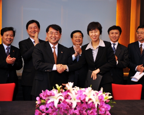 SK텔레콤 김영철 중국기술원장(사진 왼쪽)과 왕샤오윤 차이나모바일 기술원 부원장(사진 오른쪽)이 3월 31일 베이징 인터컨티넨탈 호텔에서 차세대 네트워크 등 4개 ICT 분야 차세대 신기술을 공동 개발하는 내용의 MOU를 체결했다.