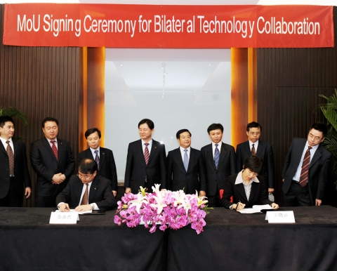 SK텔레콤 김영철 중국기술원장(사진 왼쪽)과 왕샤오윤 차이나모바일 기술원 부원장(사진 오른쪽)이 3월 31일 베이징 인터컨티넨탈 호텔에서 차세대 네트워크 등 4개 ICT 분야 차세대 신기술을 공동 개발하는 내용의 MOU를 체결했다.