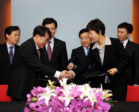 SK텔레콤 김영철 중국기술원장(사진 왼쪽)과 왕샤오윤 차이나모바일 기술원 부원장(사진 오른쪽)이 3월 31일 베이징 인터컨티넨탈 호텔에서 차세대 네트워크 등 4개 ICT 분야 차세대 신기술을 공동 개발하는 내용의 MOU를 체결했다.