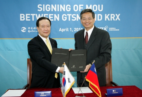 양해각서 체결후 기념촬영, 왼쪽부터 김봉수 한국거래소 이사장, 고든슈첸 대만 그레타이증권시장 이사장