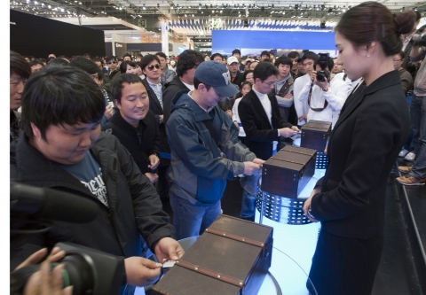 ‘「코란도 C」를 찾아라’ 이벤트 추첨행사에 참가자들이 숨죽이며 보물상자에 열쇠를 맞추고 있는 모습.