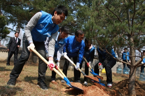 이순우 우리은행장(좌측3번째)과 임직원들이 홍유릉에서 소나무를 심고 있다.